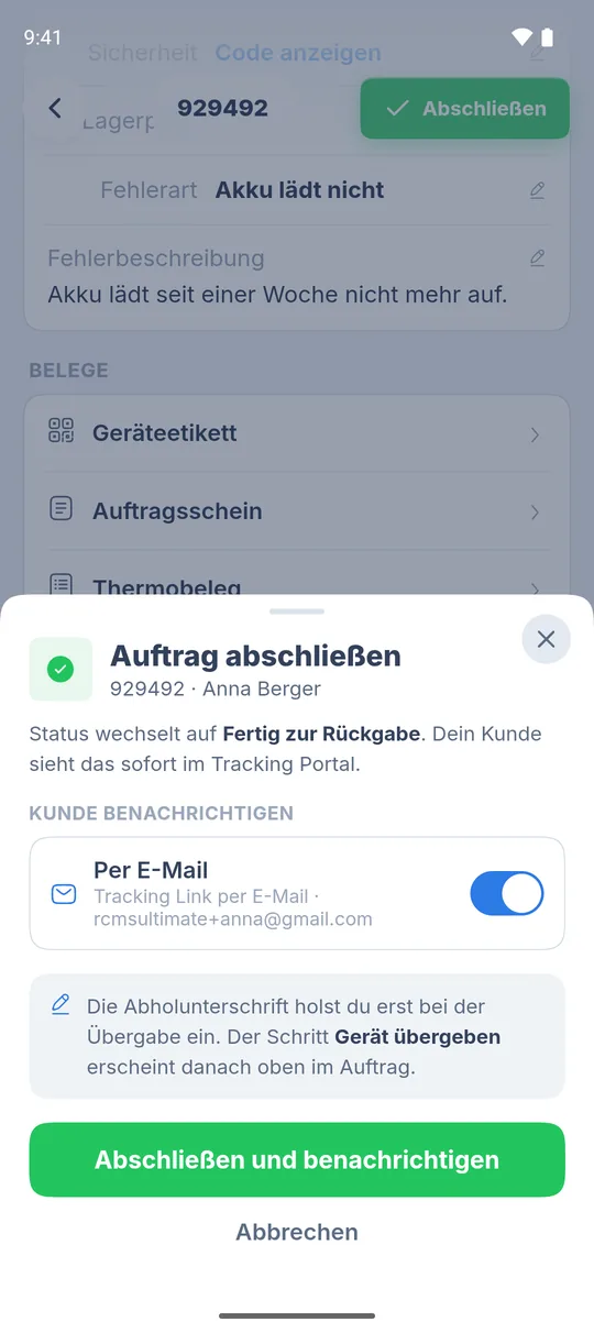 Blatt „Auftrag abschließen“ mit dem Schalter „Per E-Mail“ unter „Kunde benachrichtigen“ und dem grünen Knopf „Abschließen und benachrichtigen“
