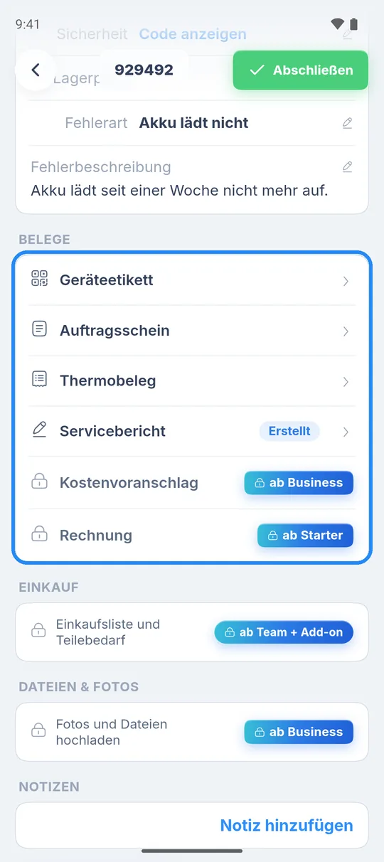 Auftrag in der RepairCMS App, Bereich „Belege“ mit Geräteetikett, Auftragsschein, Thermobeleg und Servicebericht, dazu Kostenvoranschlag „ab Business“ und Rechnung „ab Starter“