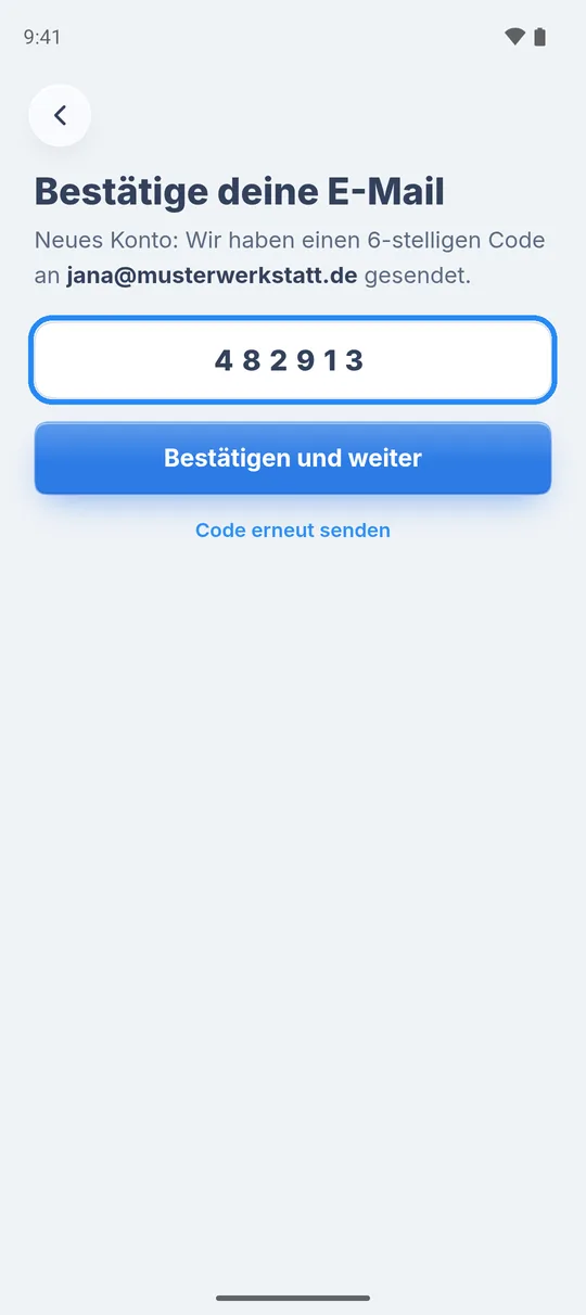 Bildschirm „Bestätige deine E-Mail“ mit dem 6-stelligen Code, „Bestätigen und weiter“ und „Code erneut senden“