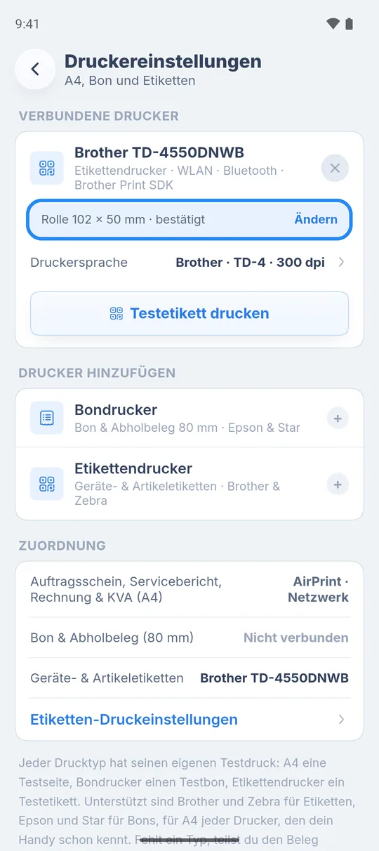 Verbundener Etikettendrucker der Brother TD-Serie mit „Rolle 102 × 50 mm · bestätigt“, „Ändern“ und „Testetikett drucken“