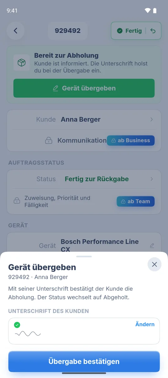 Blatt „Gerät übergeben“ mit der Unterschrift des Kunden und dem Knopf „Übergabe bestätigen“