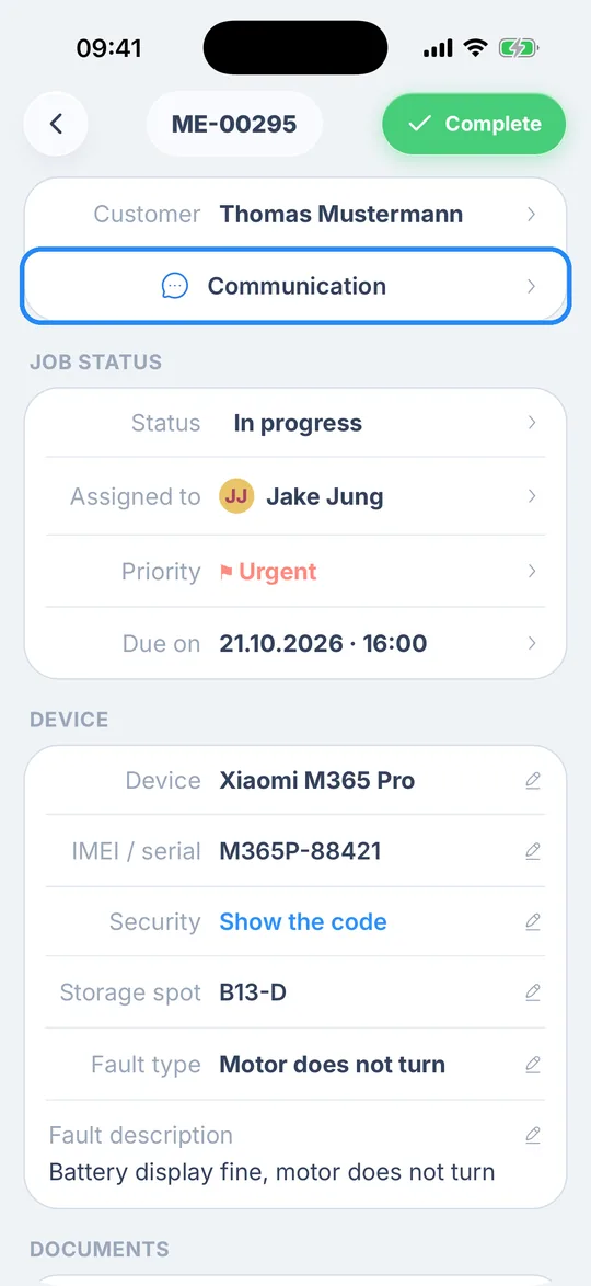 Job in the RepairCMS app with the “Communication” row below the customer Thomas Mustermann highlighted
